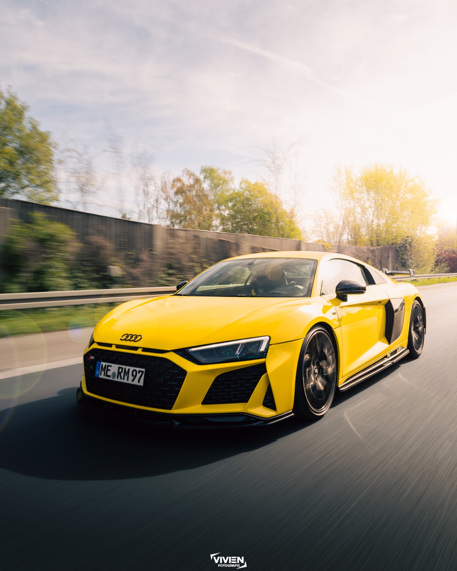 R8 V10 Performance · Vegas Yellow · Rolling