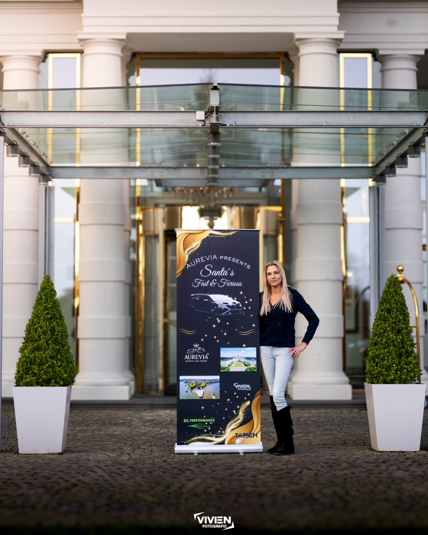 Santa's Fast & Furious · Schloss Bensberg · Banner-Aufstellung