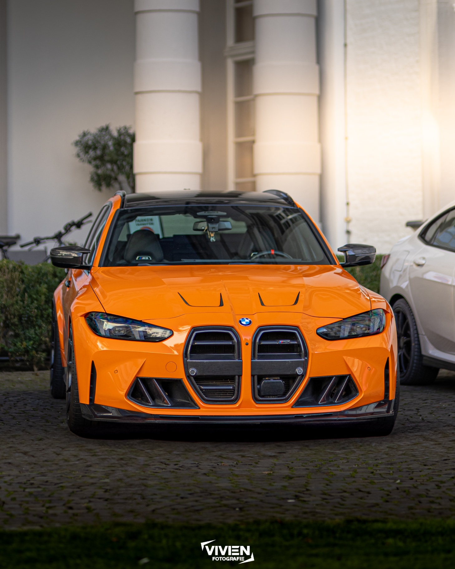 BMW M3 Touring · Fire Orange · Säulenportal