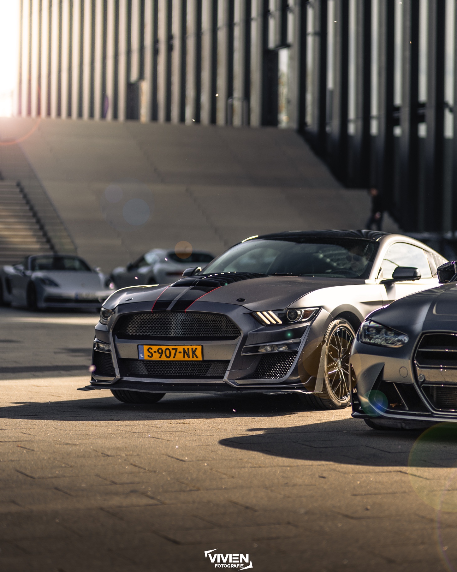 Mustang & M3 · Lineup vor der Treppe