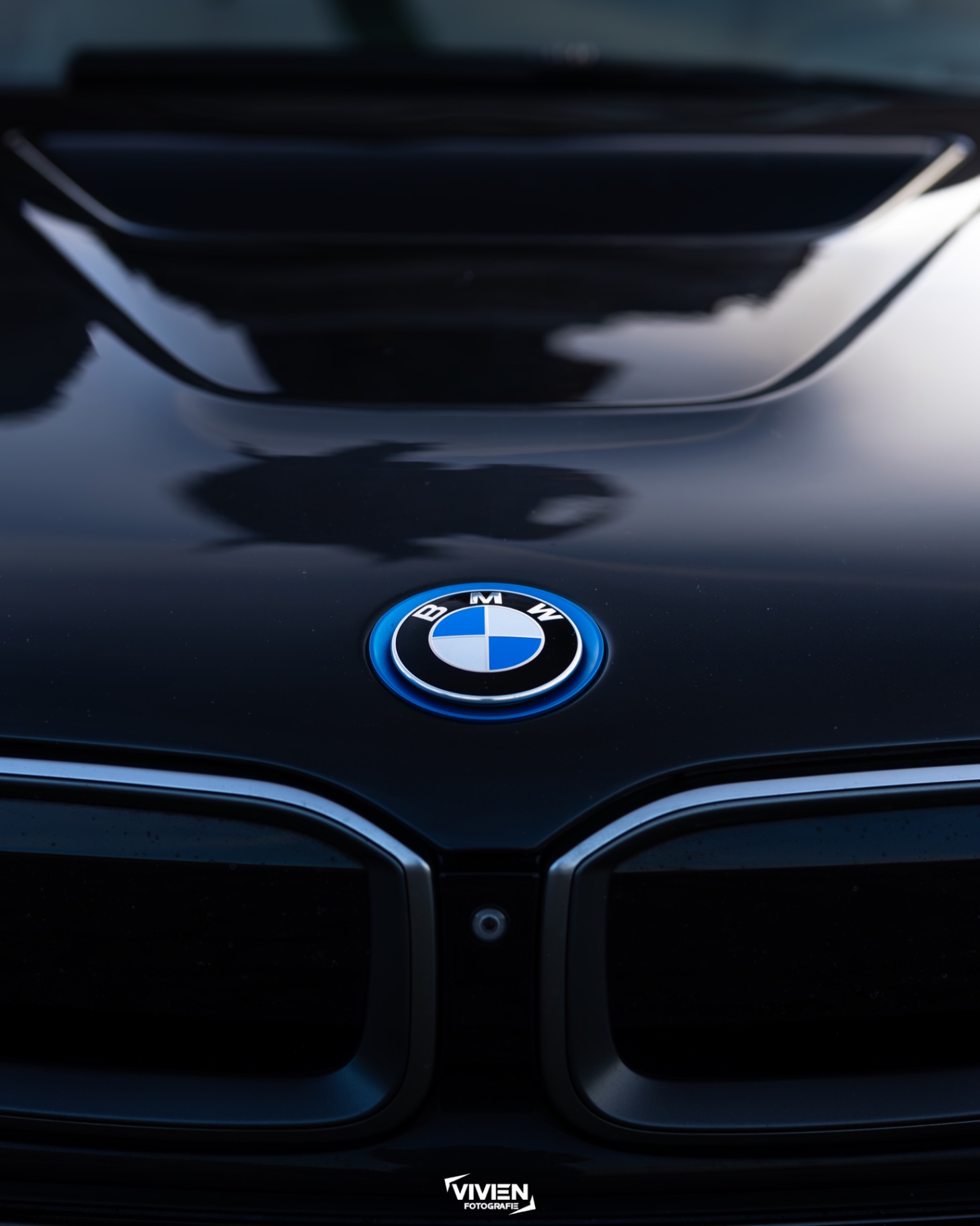 BMW i8 · Black Sapphire · Hood Reflection