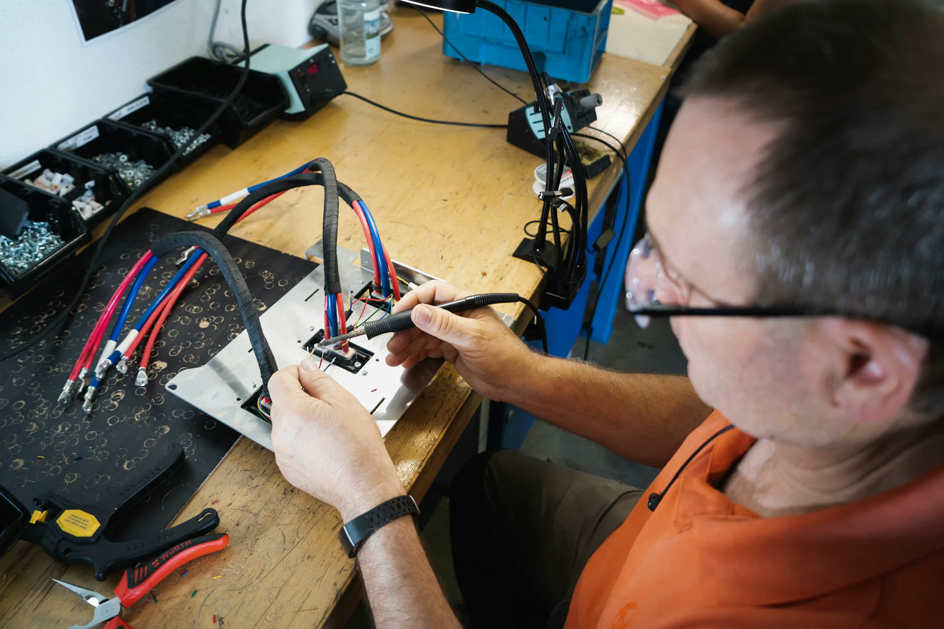 Manuelle Lötarbeiten an einer Leiterplatte bei Makno-Tech